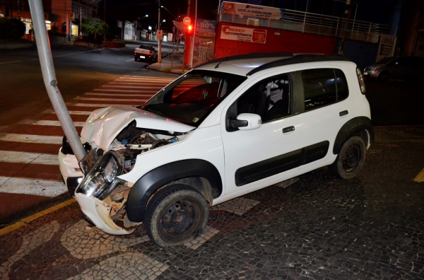Motorista bate em poste e logo após foge do local sem deixar rastros