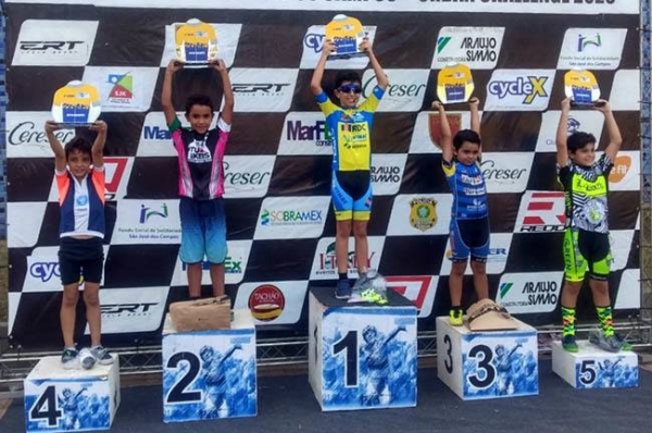Integrantes da equipe da SET participam de competições de ciclismo 