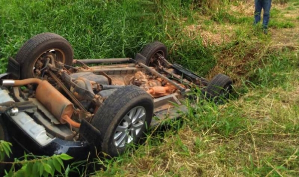 Aposentado capota carro em lagoa mas é socorrido pelos bombeiros