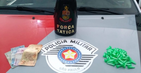 Força Tática prende homem por tráfico de drogas em praça pública