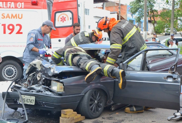 Grave acidente em Mogi Guaçu deixa 3 pessoas feridas 