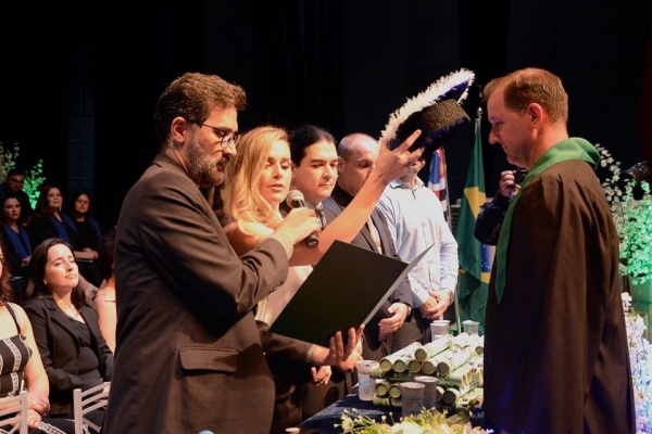 Colação de grau da Franco Montoro lota teatro e emociona 