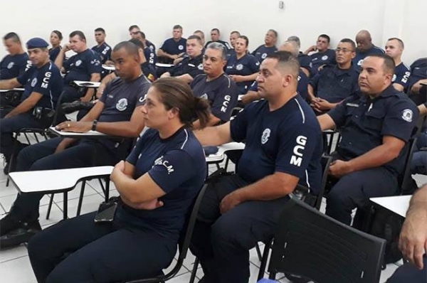 Guardas civis municipais passam por treinamento