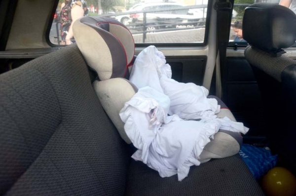 Bandido furta carro com criança dentro