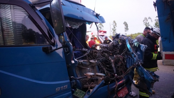 Acidente na SP-340 deixa motorista de caminhão gravemente ferido