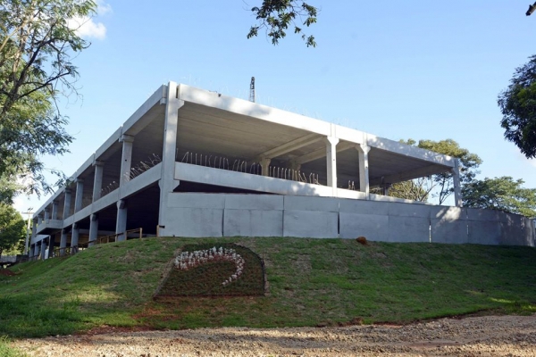 Montagem da estrutura em pré-moldados do prédio para curso de medicina é concluída 