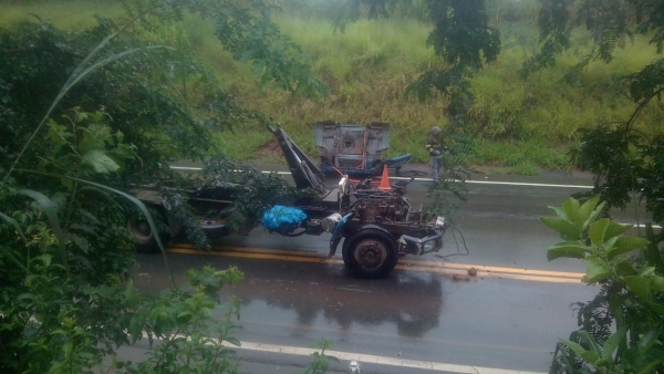 Grave acidente em Itapira arranca cabine de caminhão e deixa dois feridos