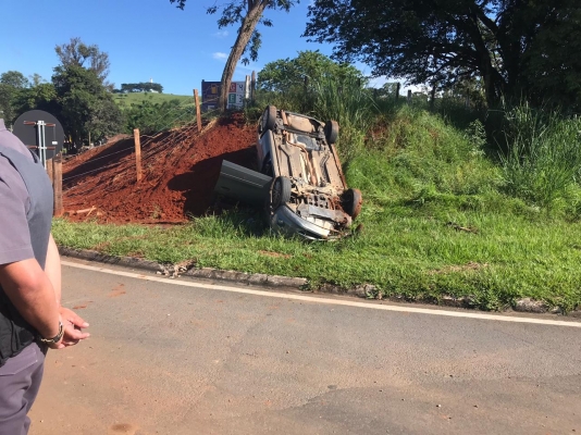 Carro capota na SP-352 durante perseguição policial 