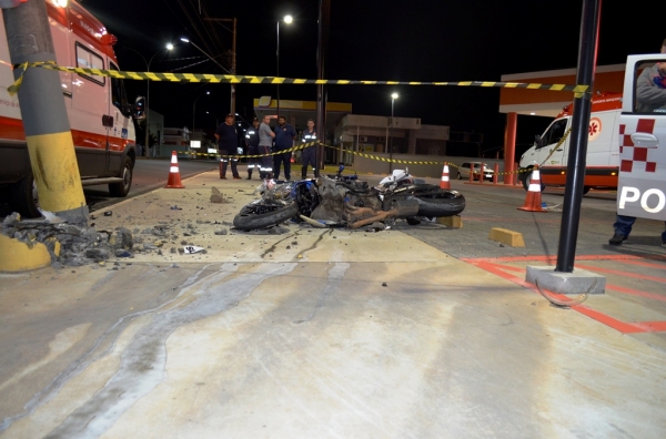 Rapaz morre após bater moto em poste na Avenida Mogi Mirim 