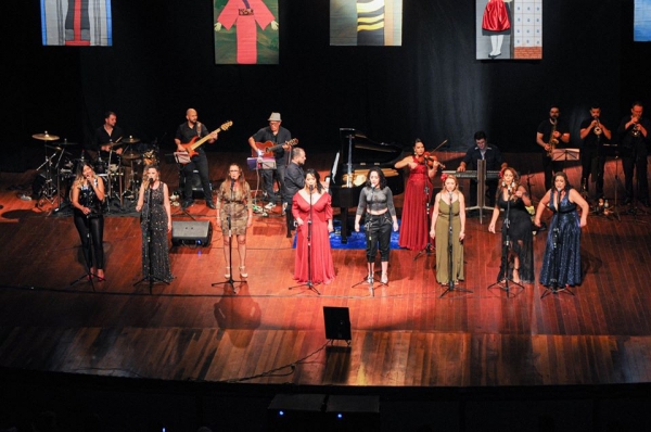 Público enche teatro do Centro Cultural para o espetáculo “Elas São Um Show” 