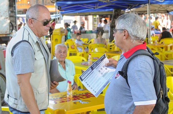 Folheto com orientações sobre o coronavírus são distribuídos na Feira Livre de Mogi Guaçu