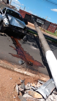 Condutor passa bem após bater carro em poste na Avenida 22 de Outubro